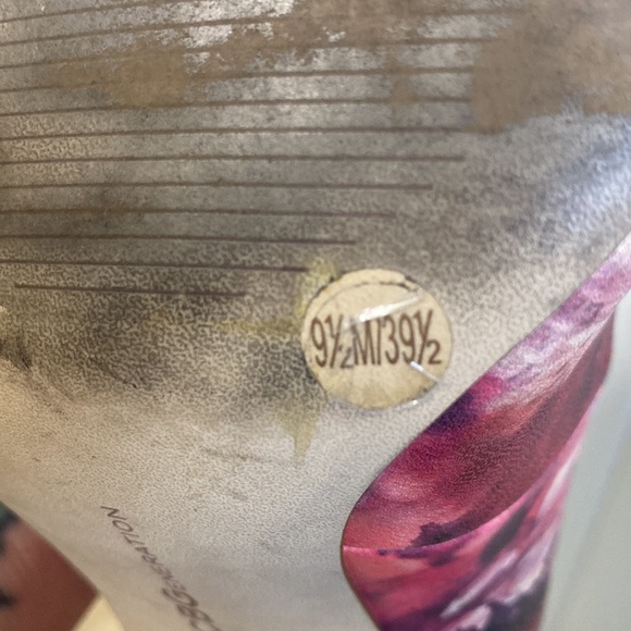 BCBGeneration 4” Stiletto - 9.5 - Picture 4 of 8